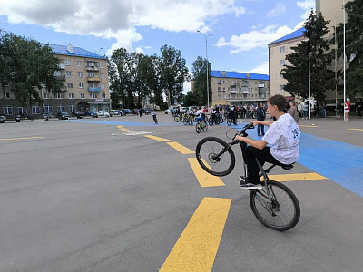 Под Саратовом велосипедист проехал полкилометра на заднем колесе и получил приз