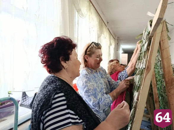 Саратовские пенсионерки плетут летние маскировочные сети для фронта
