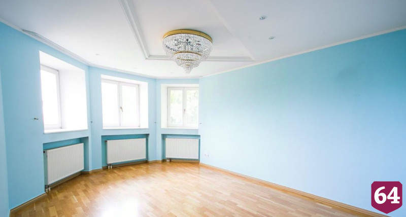 В Саратове за 81 миллион рублей продают особняк с белорусскими кедрами