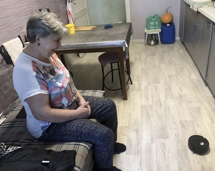 Саратовским пенсионерам помогают в быту роботы-пылесосы и умные колонки  