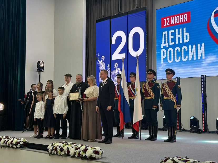 В саратовском правительстве перед Днем России исполнили патриотические песни